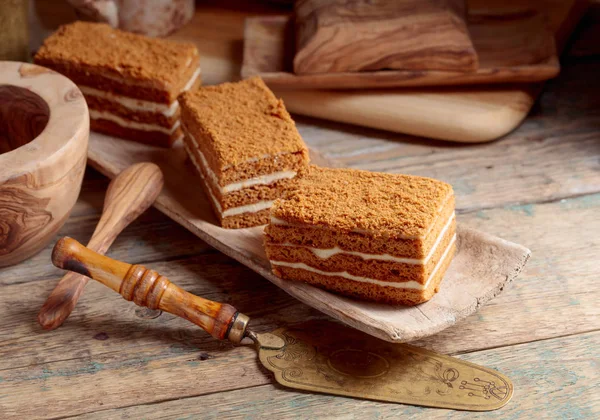 Pastel de miel en capas con crema . — Foto de Stock