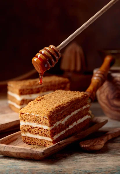 Шарувато-медовий торт з білим кремом . — стокове фото
