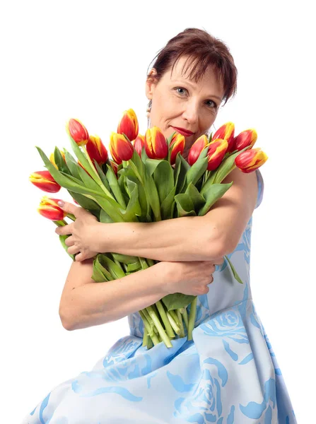 Mulher atraente com um buquê de tulipas vermelhas e amarelas . — Fotografia de Stock