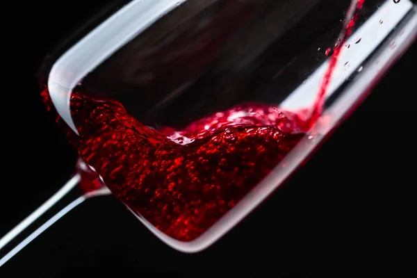 Rode wijn wordt gegoten in wijnglas. — Stockfoto