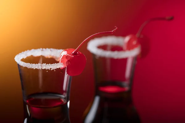 Cocktail garnerad med körsbär och socker. — Stockfoto