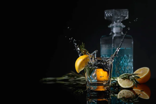 Cocktail Gin Tonic mit Zitronenscheiben und Rosmarinzweigen. — Stockfoto