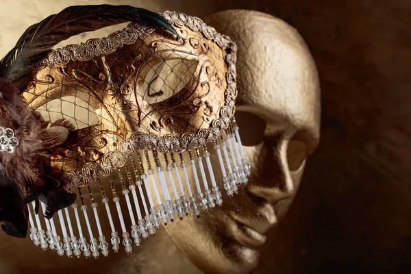 2 つのゴールデン カーニバル マスク . — ストック写真