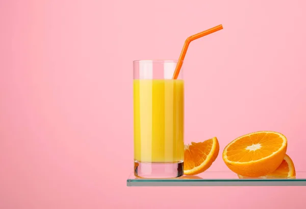 신선한 과일과 신선한 오렌지 주스의 유리. — 스톡 사진