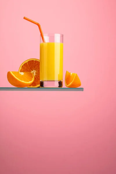 Glass of fresh orange juice with fresh fruits. — Stock Photo, Image