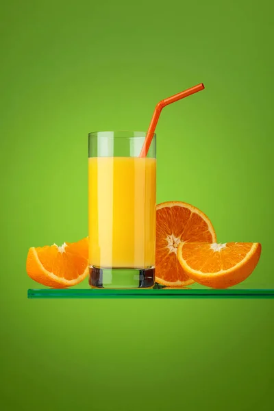 Vaso de zumo de naranja fresco con frutas frescas . — Foto de Stock