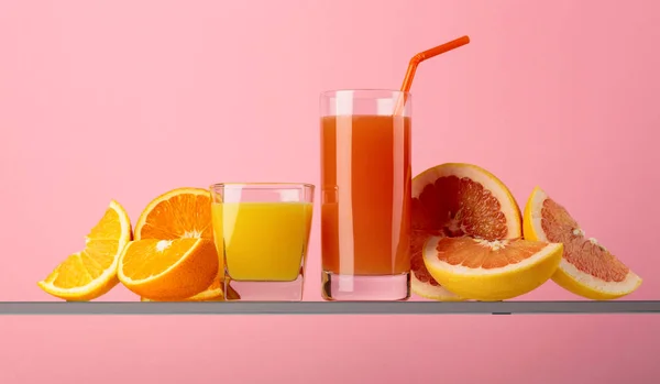 Vasos de pomelo fresco y zumo de naranja . — Foto de Stock