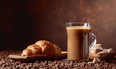  Kahve kahve ve kruvasan.