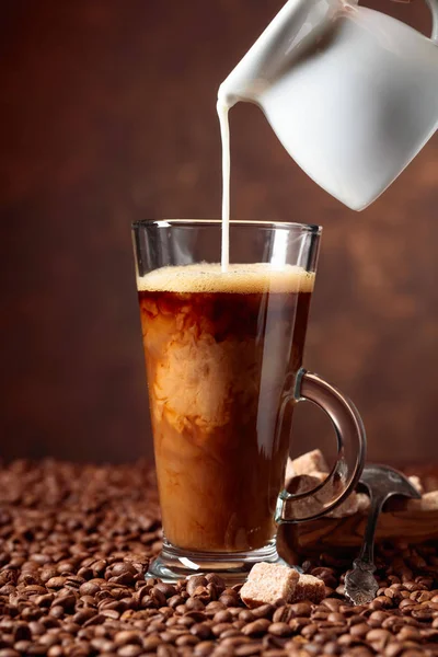Kahve latte ve kahverengi şeker. — Stok fotoğraf