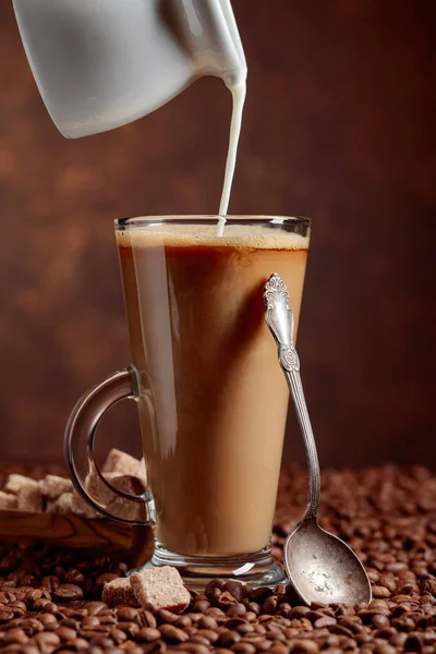 Kaffee-Latte und brauner Zucker. — Stockfoto