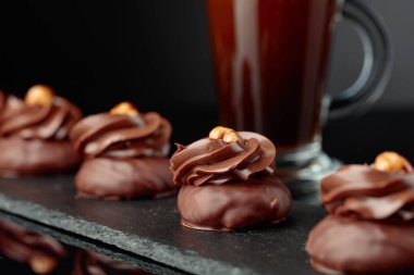  fındık ile çikolata tatlı .