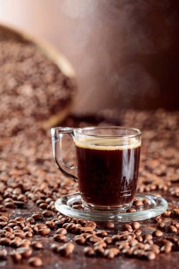 kahve fincanı kavrulmuş kahve çekirdekleri ile.