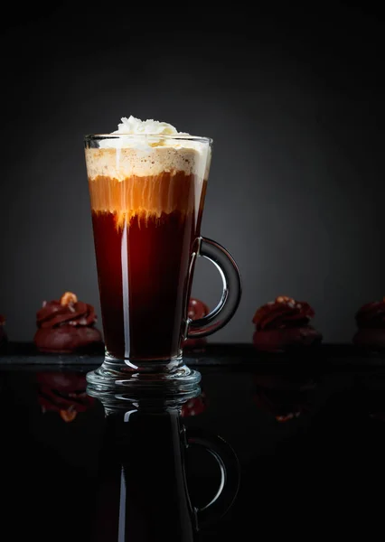 Cóctel de café en capas con postre de chocolate en un reflejo negro —  Fotos de Stock