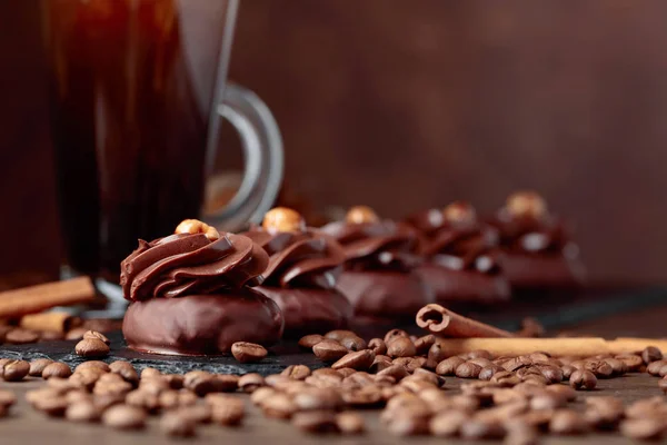Sobremesa de chocolate com avelã e café com creme . — Fotografia de Stock