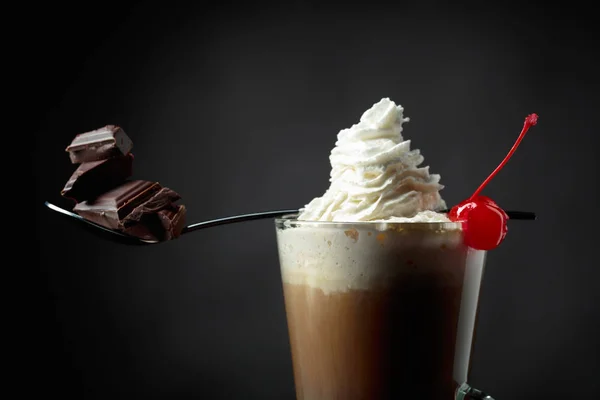 Skiktad kaffe cocktail med vispad grädde, körsbär och bitar av — Stockfoto