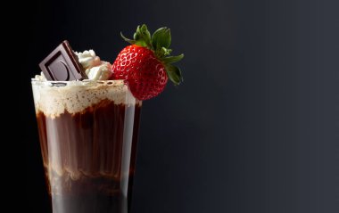Krem şanti, çilek ve bla parçalarını çikolata meşrubatının