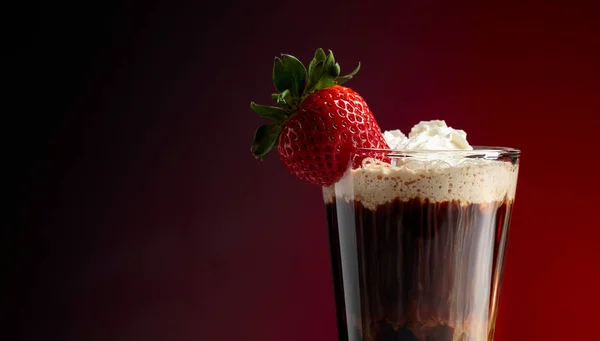 Bebida de chocolate con crema batida y fresa en una espalda oscura —  Fotos de Stock