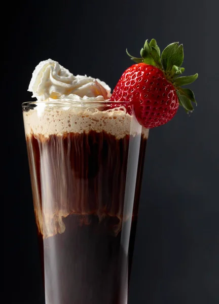 Schokoladengetränk mit Schlagsahne und Erdbeere. — Stockfoto