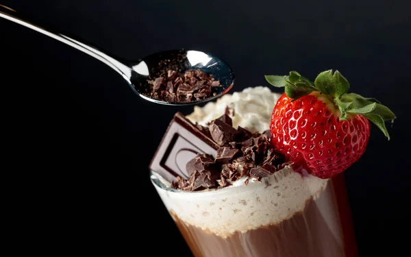 Chocolate drink with whipped cream, strawberry and pieces of bla — Stock Photo, Image