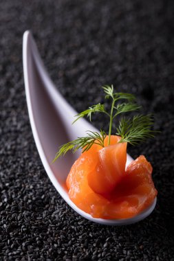 Dereotu ile tuzlanmış somon.