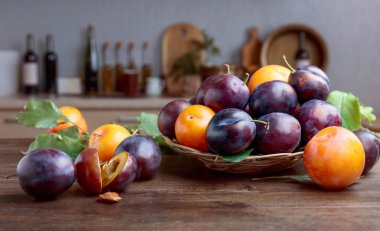 Mavi ve sarı Erik bir mutfak masasında.