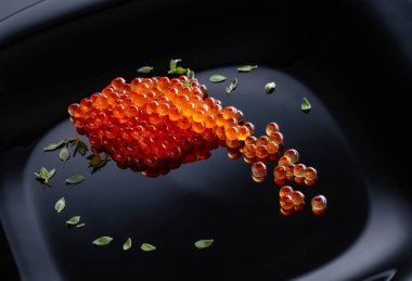 Siyah tabakta kırmızı havyar. 