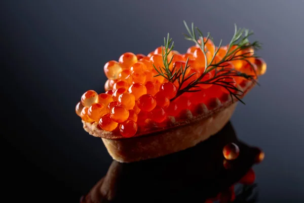 Tartelette au caviar rouge. — Photo