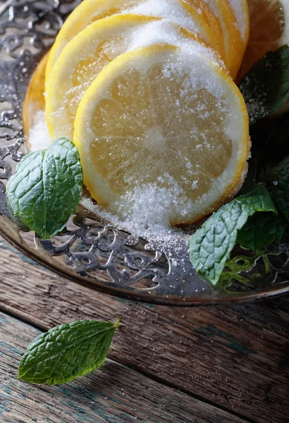 Rodajas de limón con azúcar y hojas de menta . — Foto de Stock