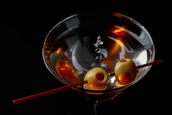 Martini cocktail med gröna oliver. — Stockfoto