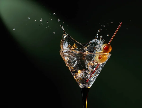 Martini mit grünen Oliven. — Stockfoto