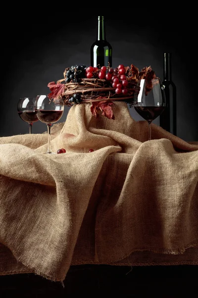 Červené víno a hrozny. — Stock fotografie