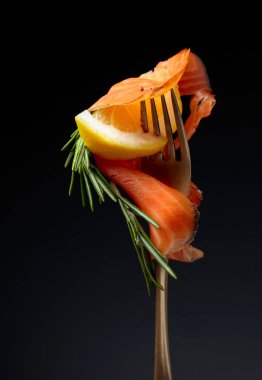 Alabalıklar, limon dilim ve biberiye.