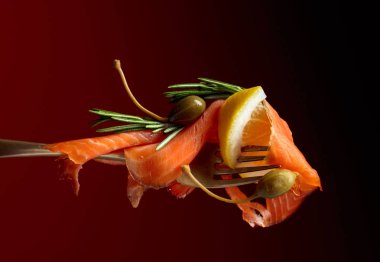 Alabalık filetosu, limon dilim, Kapari ve biberiye.