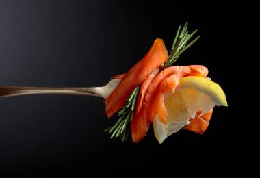 Alabalıklar, limon dilim ve biberiye.