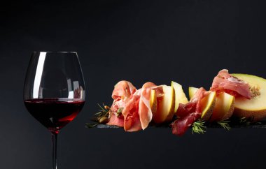 Kırmızı şarap ile jambon ve kavun.