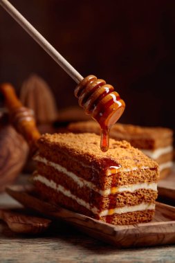 Ev yapımı katmanlı tatlım Pasta krema ile.