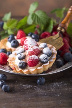  Ahududu ve yaban mersini ile tatlı tart.