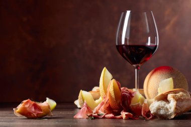  Jambon kavun ve biberiye eski bir ahşap tablo.