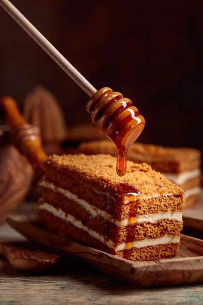 クリームと自家製の層状蜂蜜ケーキ. — ストック写真