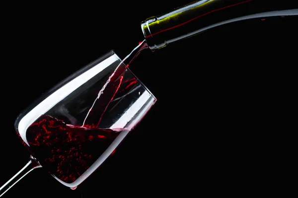 Vino rosso versato nel bicchiere da vino . — Foto Stock