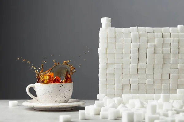 Tea splash with sugar cubes. — Stock Photo, Image