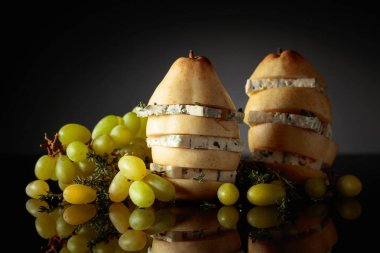 Mavi peynir armut, kekik ve üzüm ile.