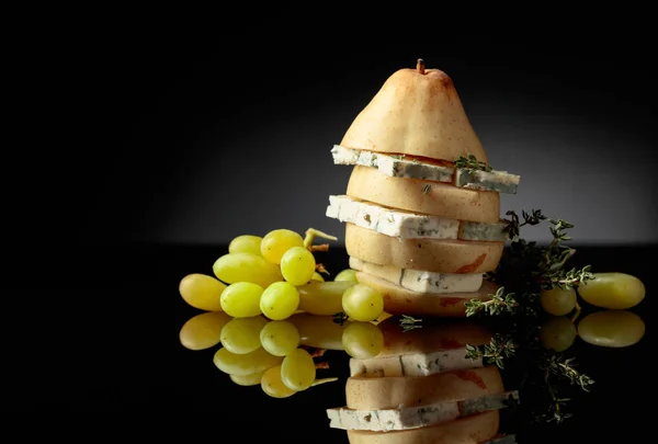 Queijo azul com pêra, tomilho e uvas . — Fotografia de Stock