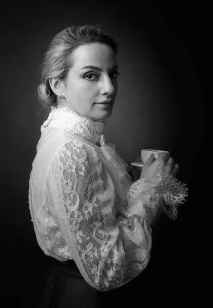 Portrait d'une femme en vêtements victoriens avec une tasse de café . — Photo