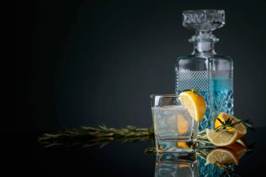 Kokteyl cin-tonik limon dilimleri ve dal biberiye.