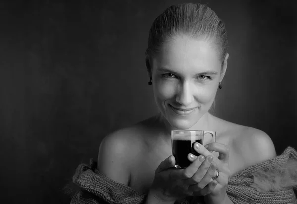 커피 한잔과 함께 웃는 아름 다운 여자의 초상화. — 스톡 사진