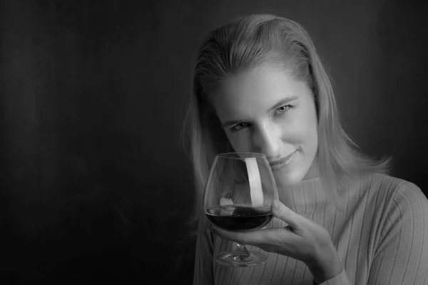 Portret pięknej kobiety z kieliszek brandy. — Zdjęcie stockowe