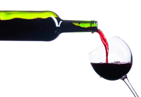 Szakadó elszigetelt fehér üveg üveg vörösbor. — Stock Fotó