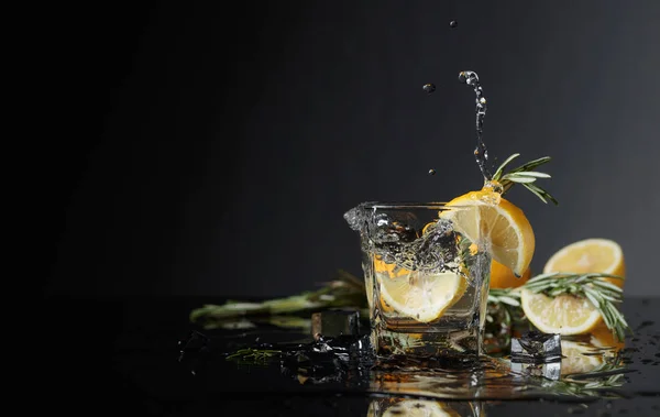 Kokteyl cin-tonik limon dilimleri ve dal biberiye. — Stok fotoğraf
