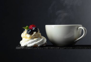 Yaban mersini ve ahududu tatlı Pavlova.